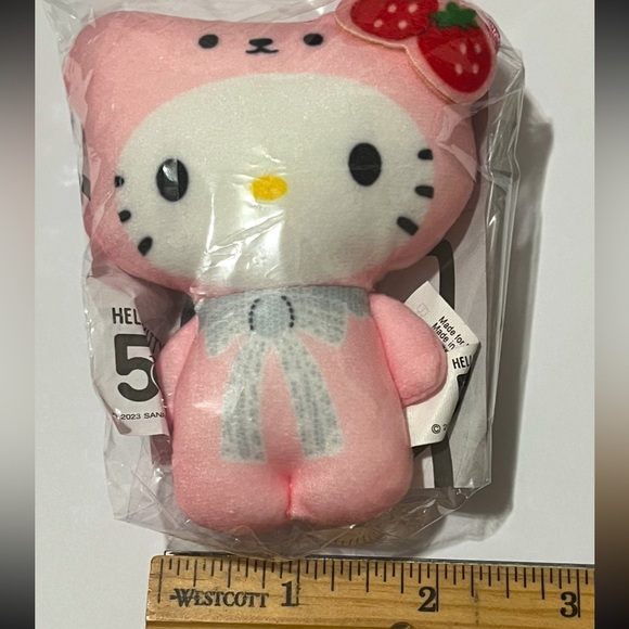 Hello Kitty Strawberry 50th Anniversary Japan McDonald’s Mini Plush - Picture 5 of 5